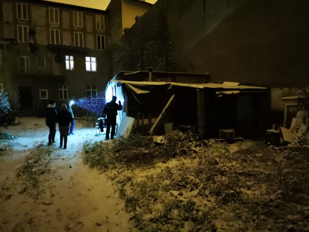 Streetworking z osobami bezomnymi — materiał Fundacji Zielona Przystań
